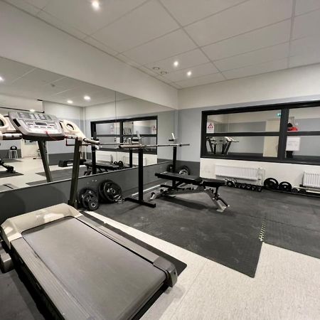 Suite - King Size Bed - Gym&Wifi - Indoor Parking โรวานิเอมิ ภายนอก รูปภาพ