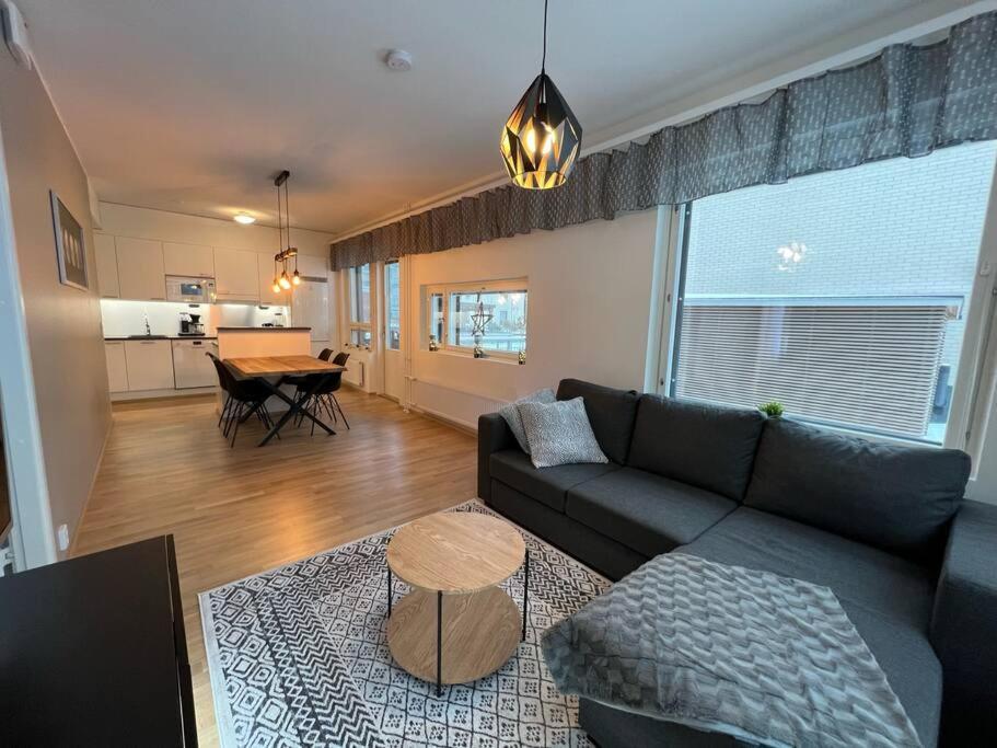 Suite - King Size Bed - Gym&Wifi - Indoor Parking โรวานิเอมิ ภายนอก รูปภาพ