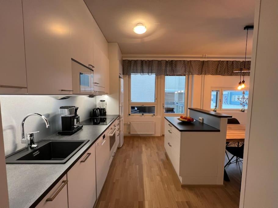 Suite - King Size Bed - Gym&Wifi - Indoor Parking โรวานิเอมิ ภายนอก รูปภาพ